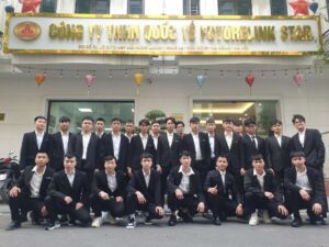 Đoàn Lao động Futurelink Star trước trụ sở chính