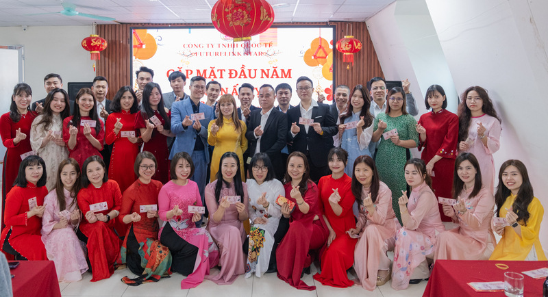 Tập thể thành viên Futurelink Star chụp ảnh kỷ niệm trong tiệc khai xuân đầu năm 2025