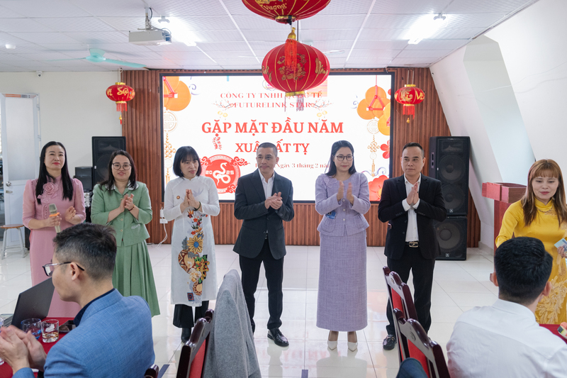 Lì xì tri ân các thành viên gắn bó lâu năm tại công ty