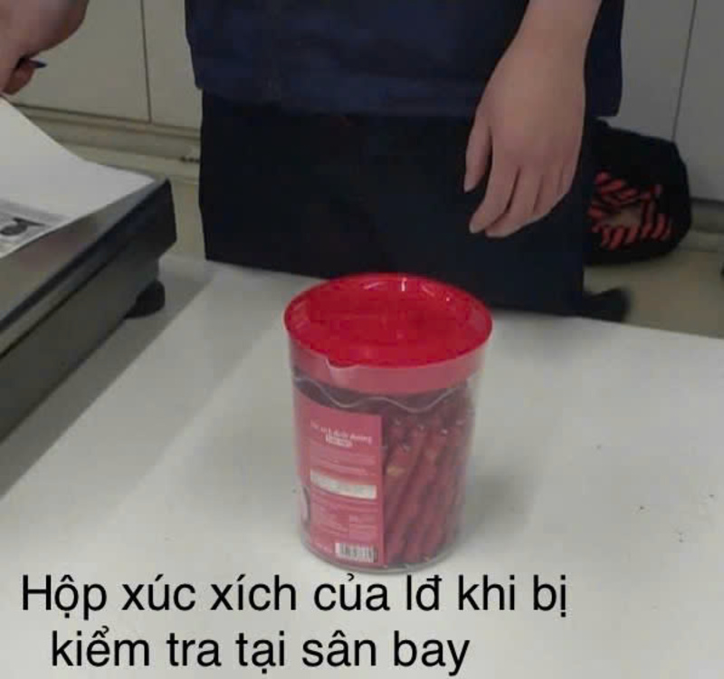 Hộp xúc xích của lao động khi bị kiểm tra tại sân bay