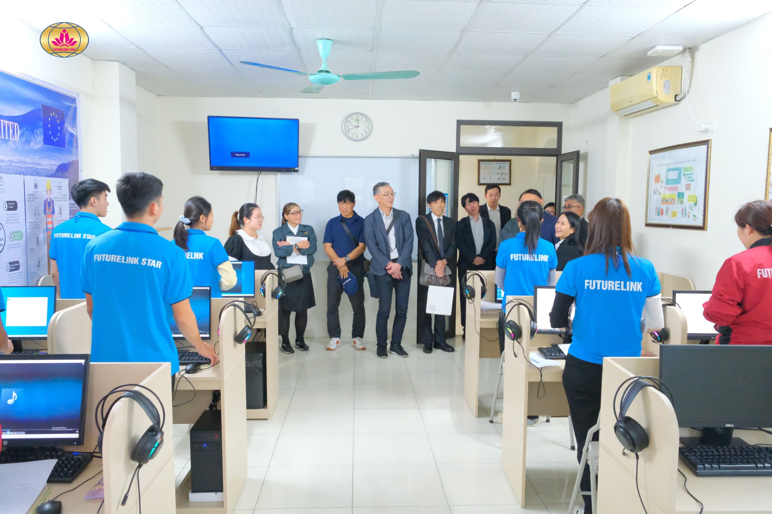 Đoàn khách Nhật Bản tham quan khu vực phòng học của học viên