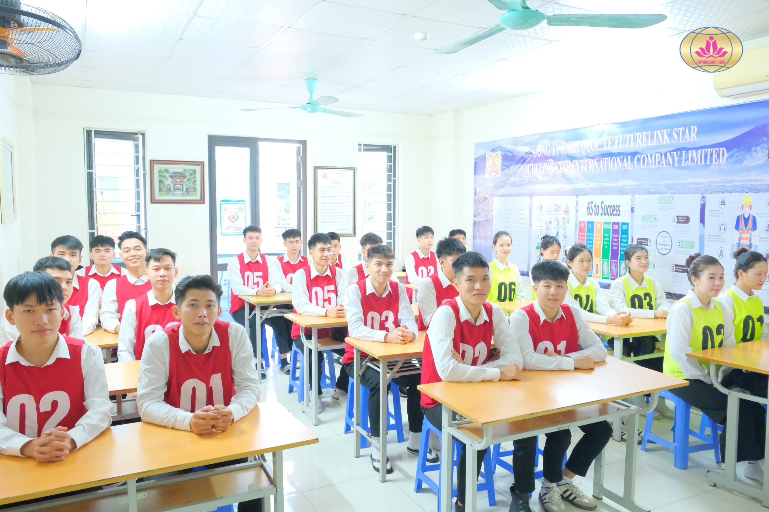 Người lao động tập trung tại phòng chờ để chuẩn bị phỏng vấn