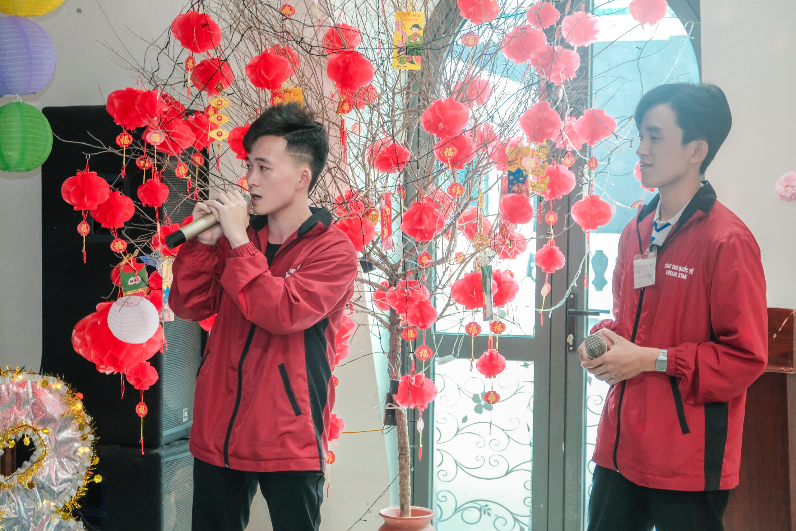 Các bạn nam tham gia văn nghệ mở đầu sự kiện 8/3 tại Futurelink Star