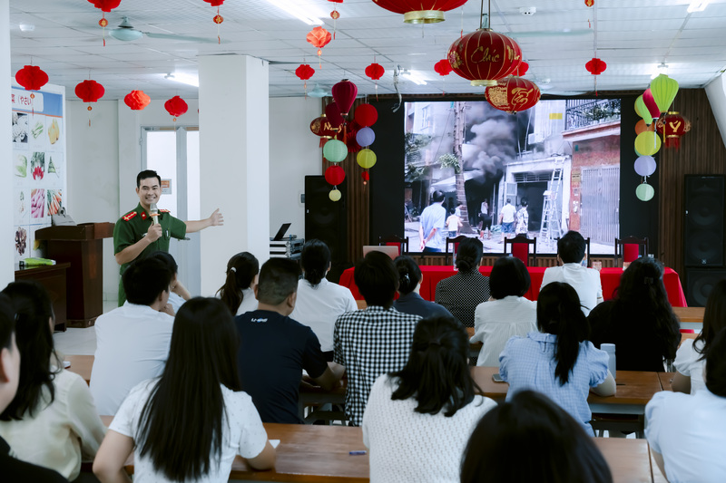 Nhân sự công ty nghe hướng dẫn về kiến thức và kỹ năng PCCC